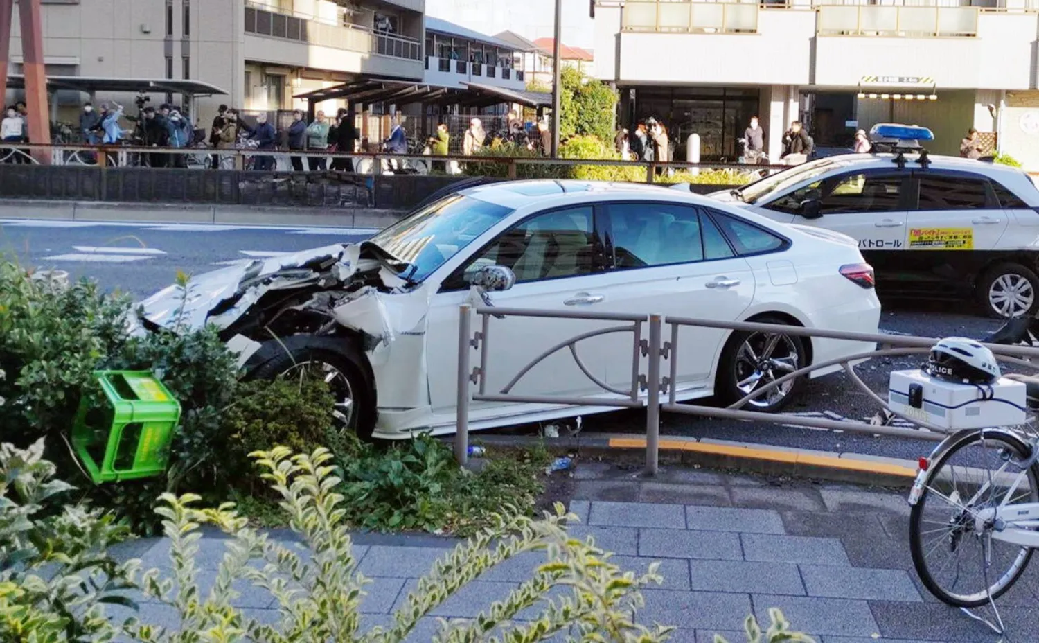 سيارة متضررة في موقع حادث دهس أصيب فيه عدد من الأشخاص في طوكيو الاثنين (إ.ب.أ)