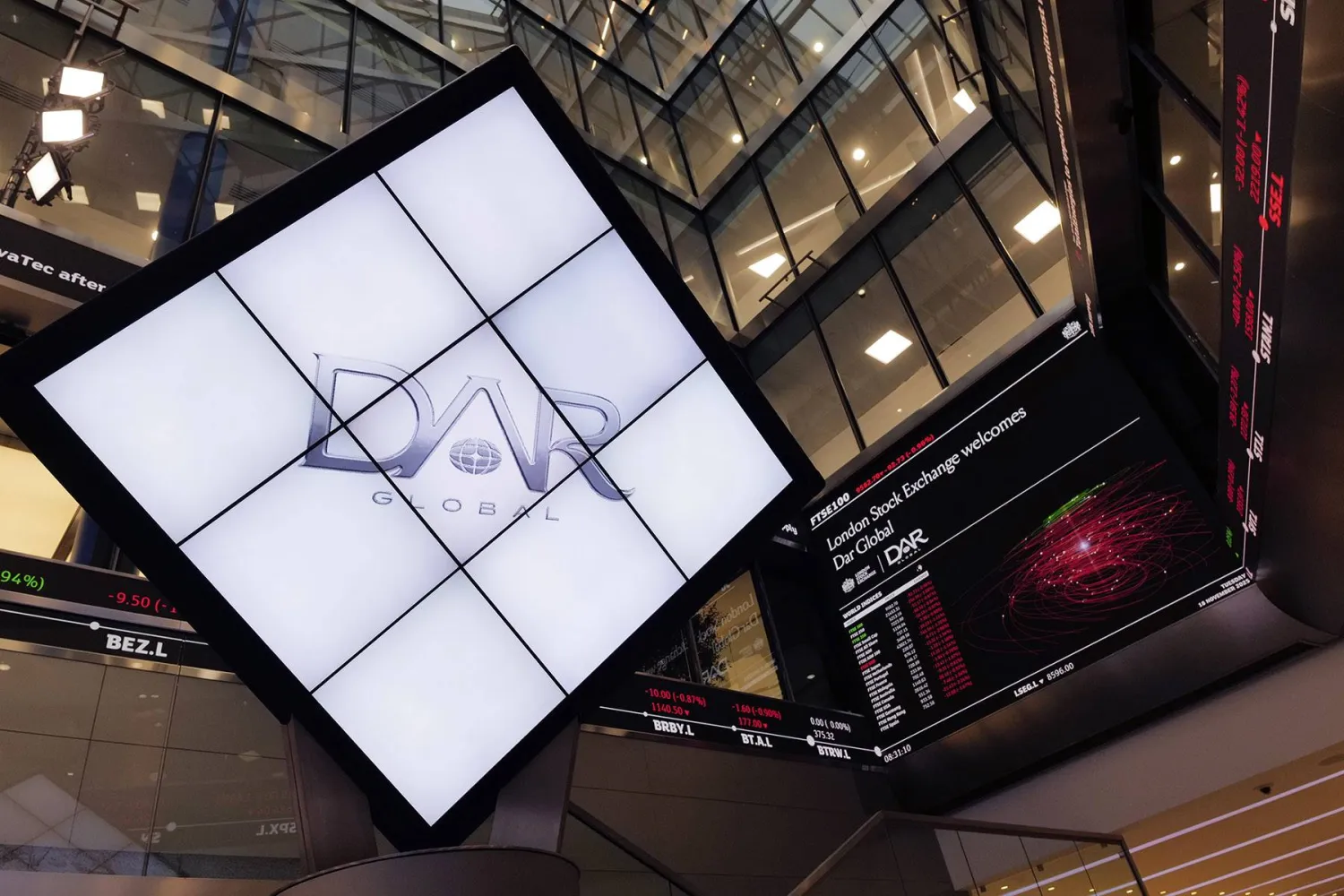 شعار شركة «دار جلوبال» في بورصة لندن بعد قرع الجرس (الشرق الأوسط)