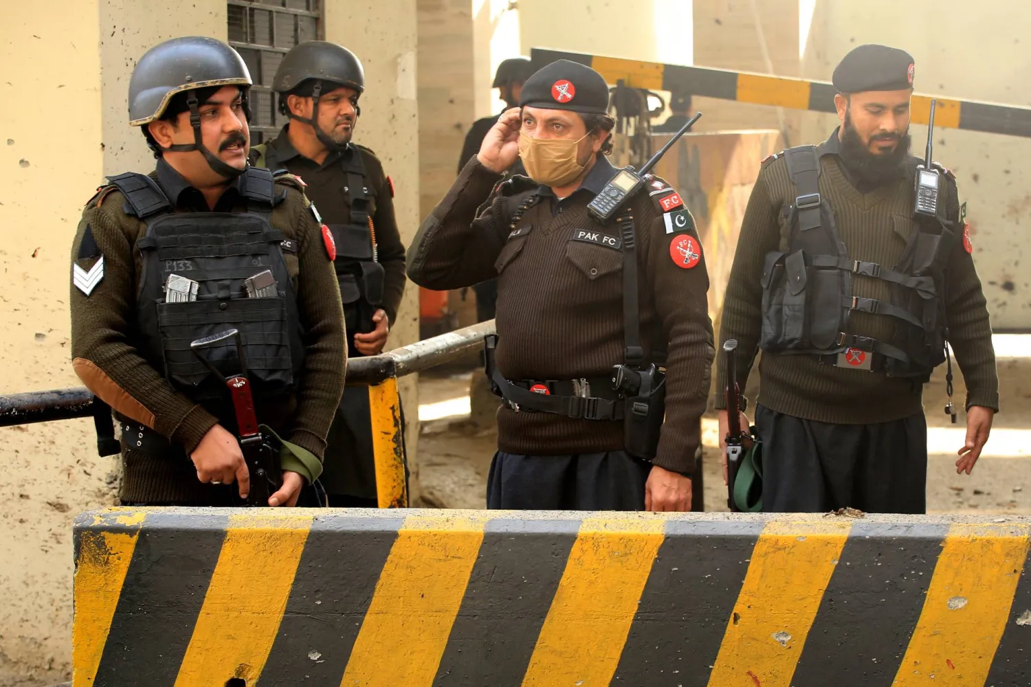 أفراد من قوات حرس الحدود يقفون داخل مقرهم في بيشاور عاصمة إقليم خيبر بختونخوا الباكستاني يوم 24 نوفمبر 2025 (إ.ب.أ)