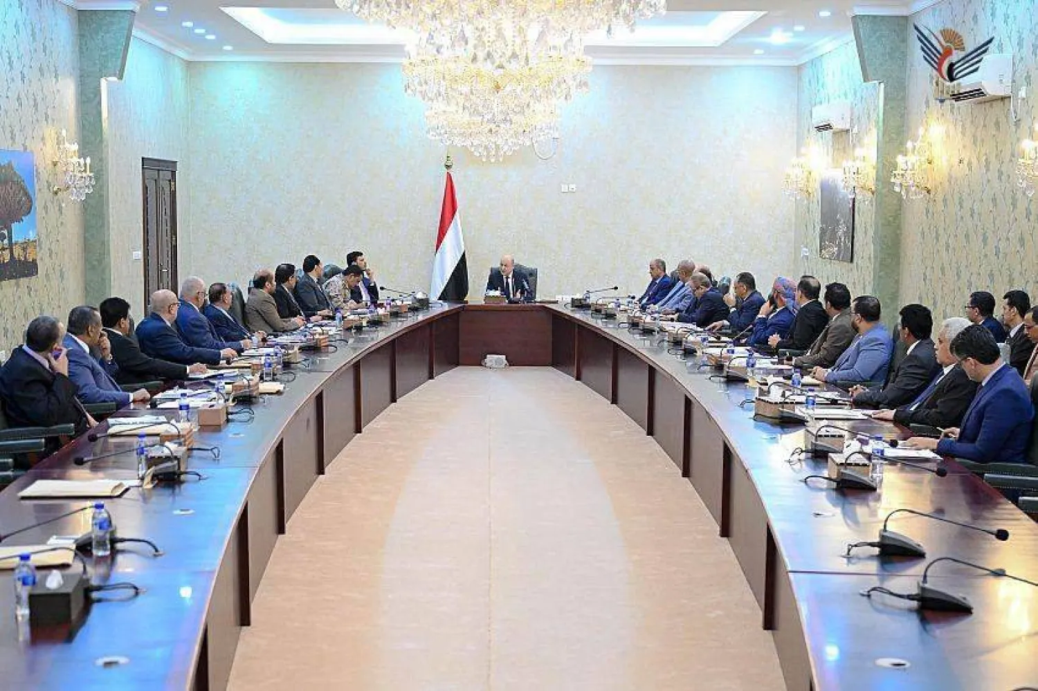 العليمي شدد على تنفيذ الإصلاحات الحكومية لإنقاذ الاقتصاد (إعلام حكومي)