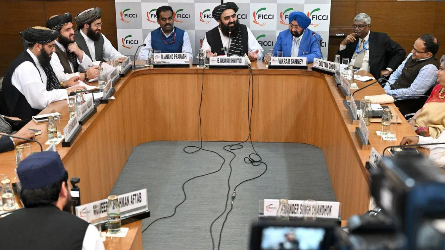 وزير الخارجية الأفغاني مولوي أمير خان متقي خلال لقائه مع ممثلي الأفغان السيخ يوم 13 أكتوبر 2025 (متداولة)