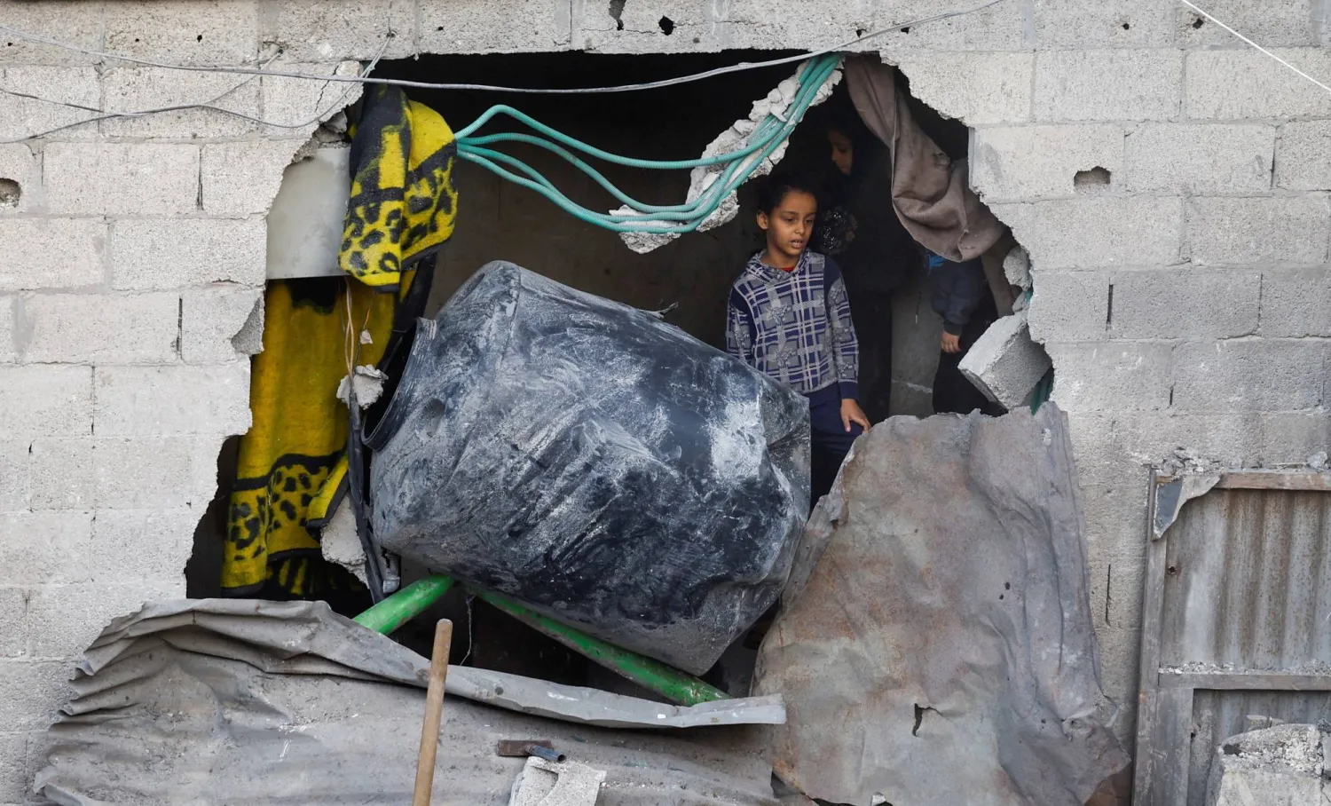 طفلة فلسطينية تتفقد موقع قصفه الجيش الإسرائيلي السبت في وسط غزة (رويترز)