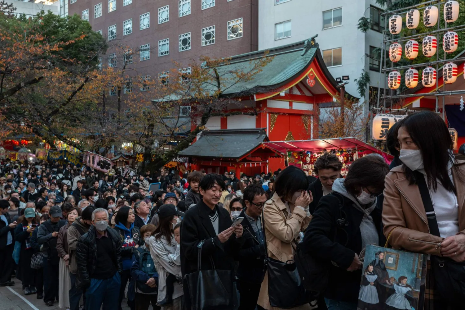 زوار أحد المزارات القديمة في العاصمة اليابانية طوكيو (أ.ف.ب)