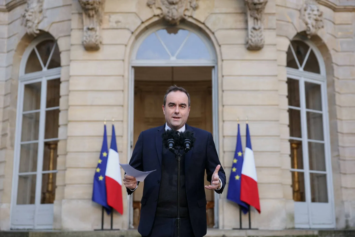 سيباستيان ليكورنو يدلي بتصريح عقب اجتماع حكومي في قصر ماتينيون بباريس في 24 نوفمبر 2025 (رويترز)