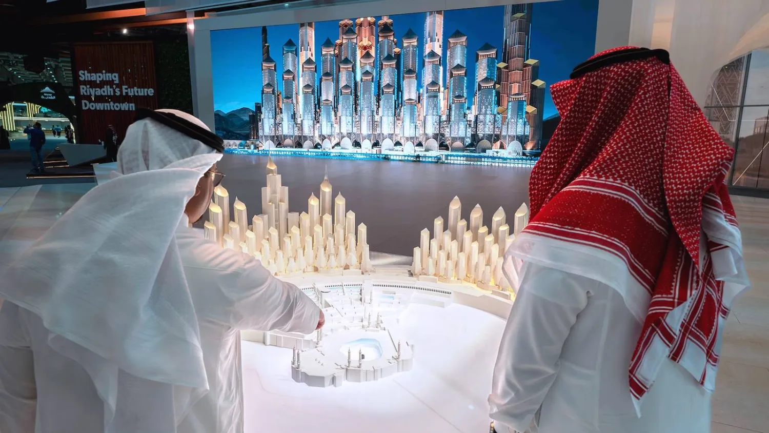 نماذج لمشروع «بوابة الملك سلمان» في أحد المعارض (الشركة)