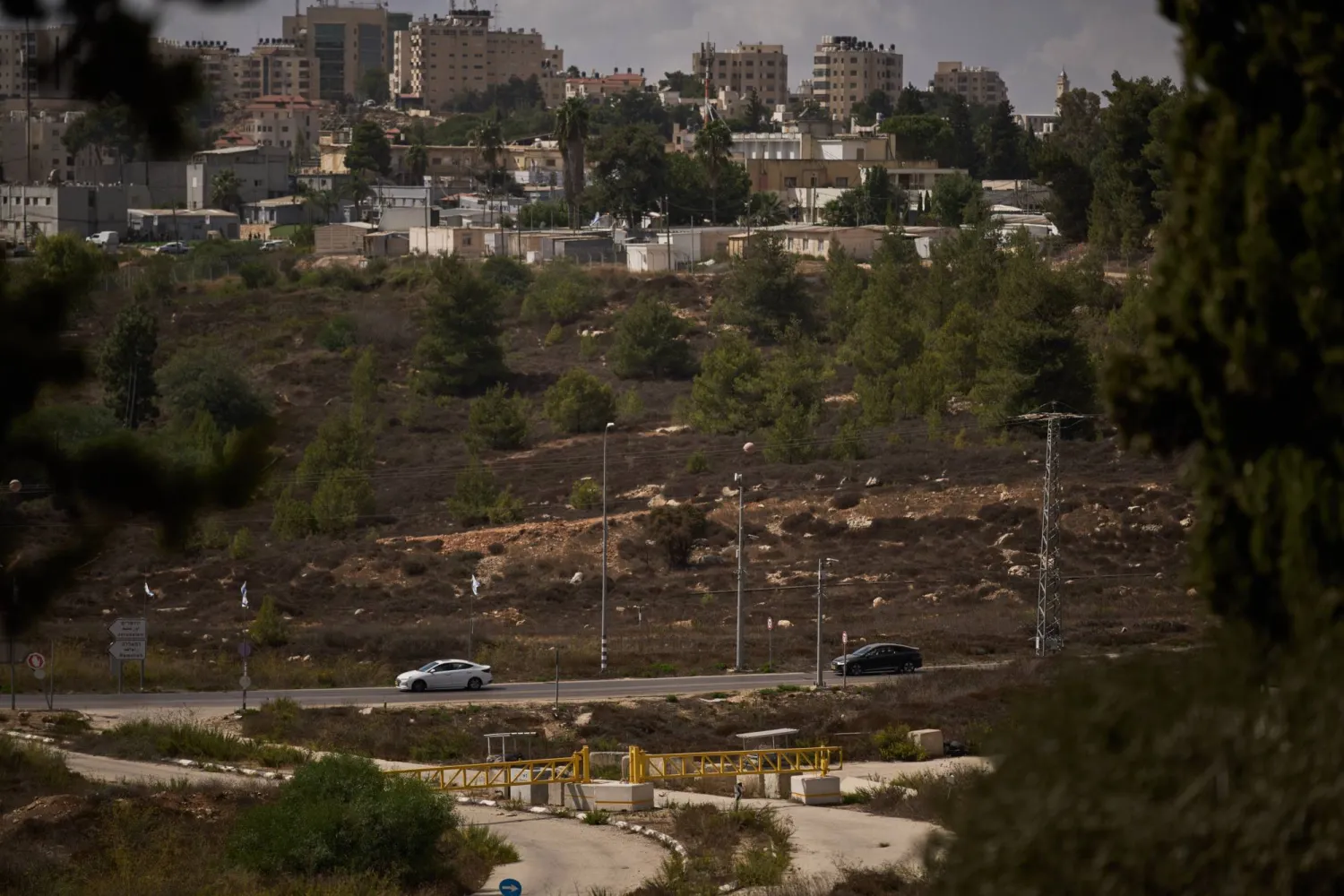 الاعتداءات دفعت العائلات إلى الرحيل القسري حفاظاً على حياتها وممتلكاتها (أ.ب)