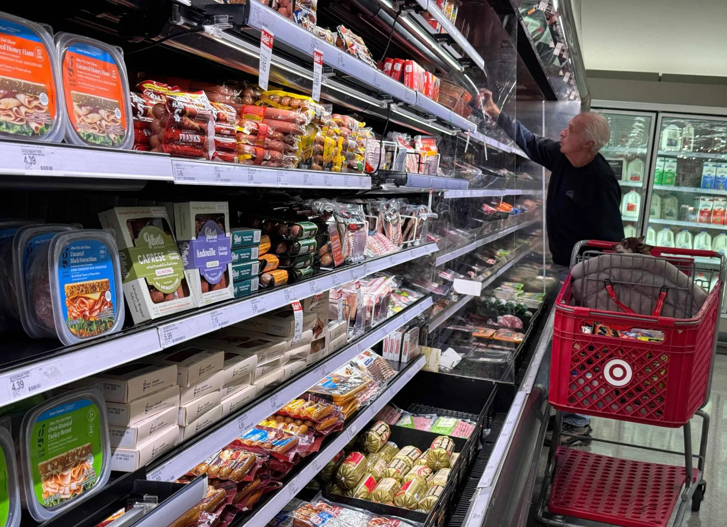 تعد اللحوم مصدراً غنياً لفيتامين ب12 (أ.ف.ب)