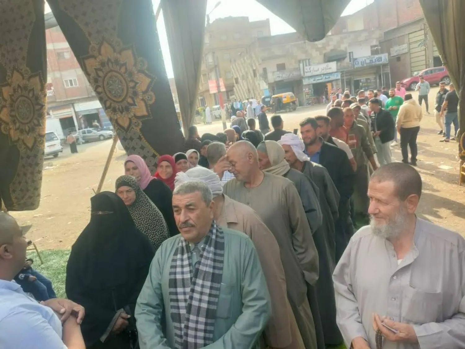 ناخبون مصريون في أحد مراكز التصويت بمحافظة كفر الشيخ (الشرق الأوسط)