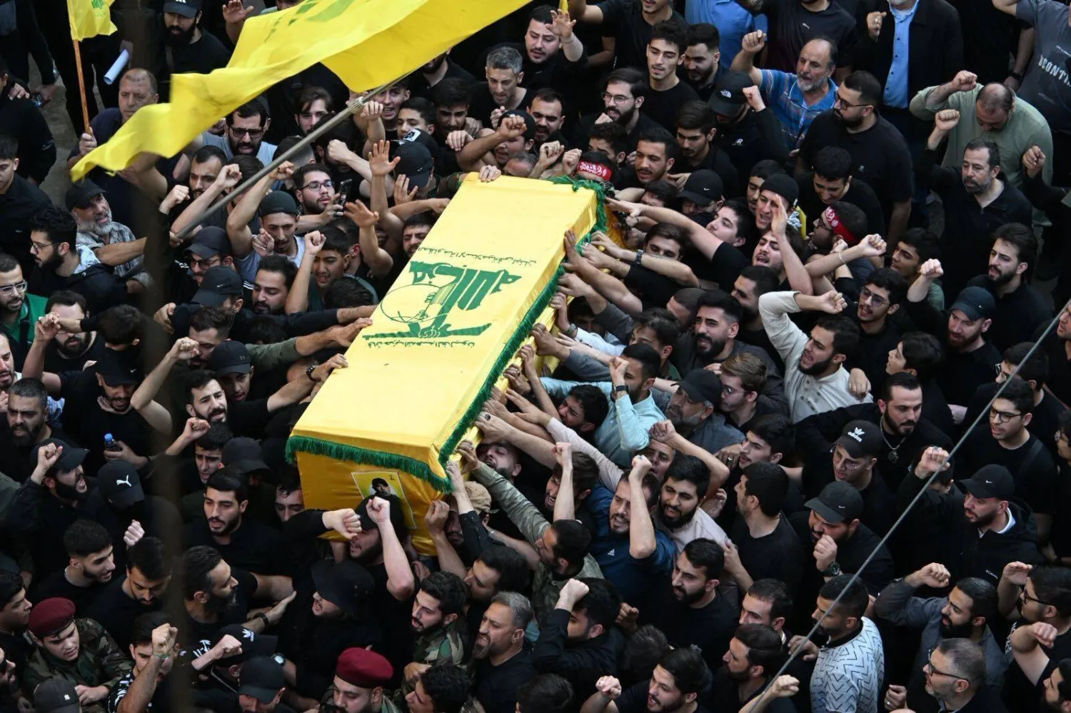 جانب من عملية تشييع الطبطبائي واثنين من مرافقية في الضاحية الجنوبية لبيروت الاثنين (الشرق الأوسط)