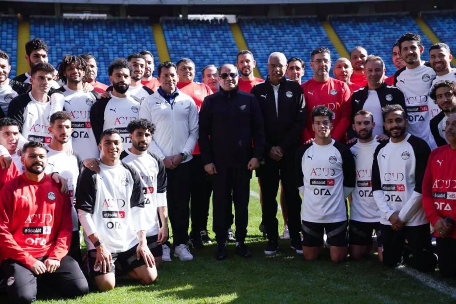 الرئيس المصري عبد الفتاح السيسي يتفقد تدريبات المنتخب الوطني قبل المشاركة في كأس الأمم الأفريقية 2023 (الاتحاد المصري لكرة القدم)