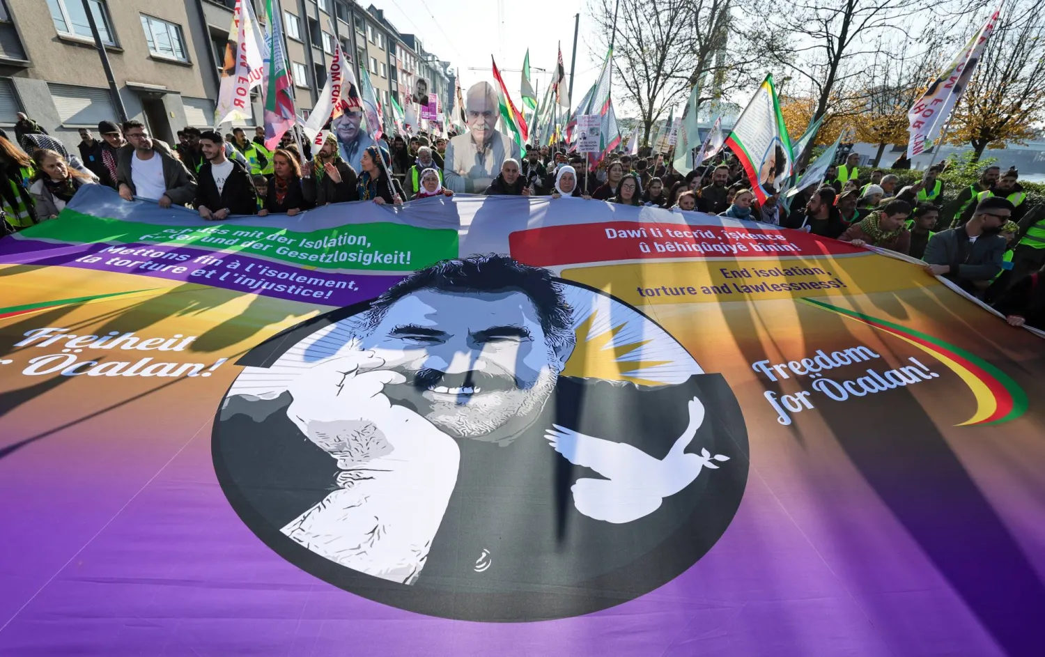 أكراد يرفعون صورة كبيرة لأوجلان خلال مسيرة بمدينة كولونيا الألمانية في 8 نوفمبر للمطالبة بإطلاق سراحه (د.ب.أ)