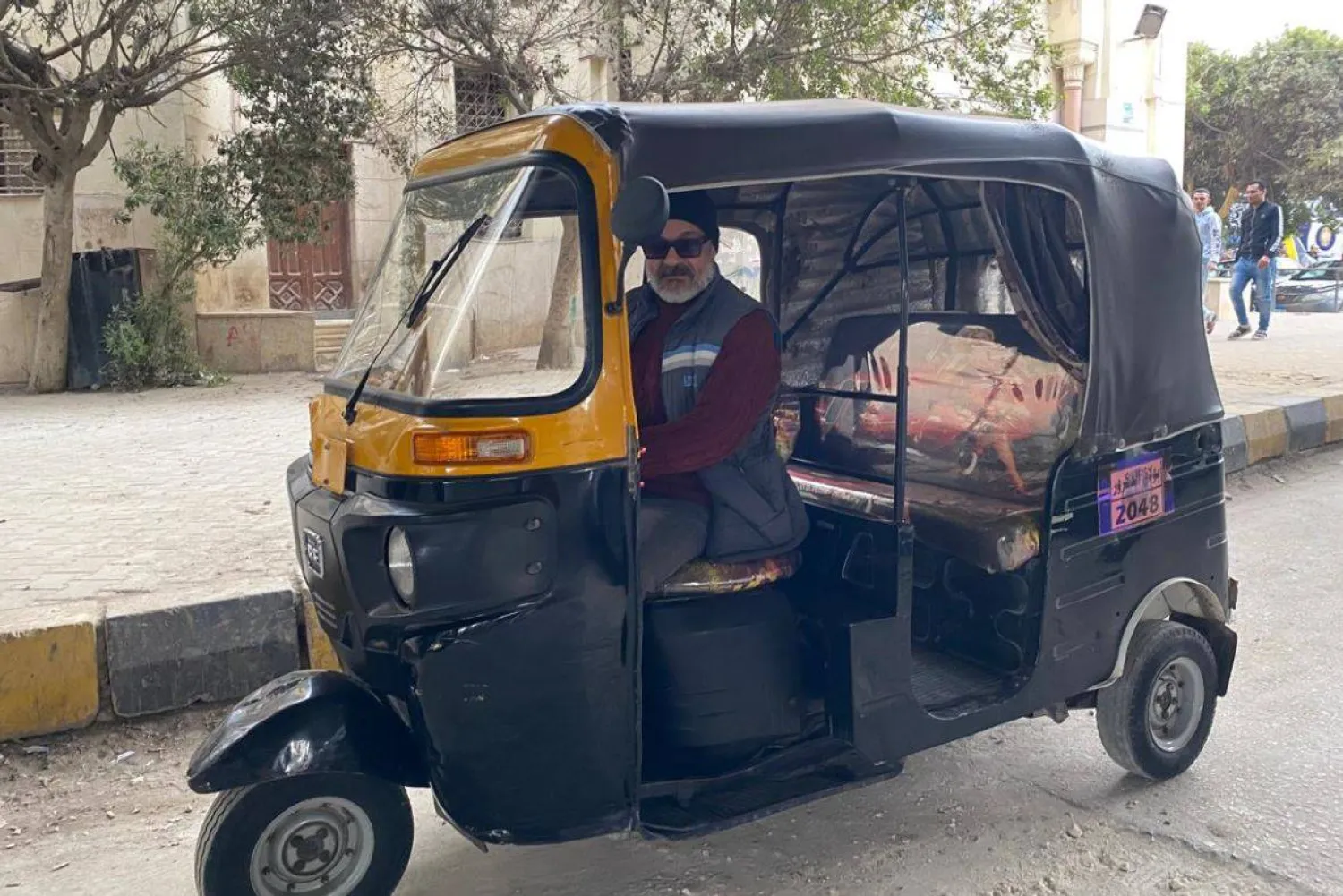 «التوك توك» يعتمد عليه كثير من المصريين رغم أزماته المرتبطة بسيره العشوائي واستغلاله من قبل بعض الخارجين عن القانون (محافظة الجيزة)
