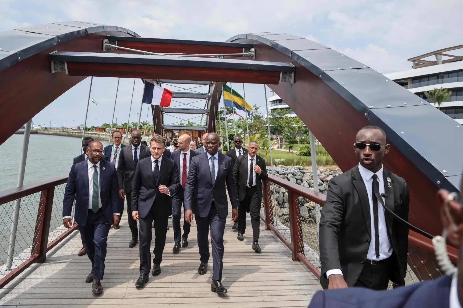 Fransa Cumhurbaşkanı Gabon'a yaptığı ziyaretten bir kare (AFP)