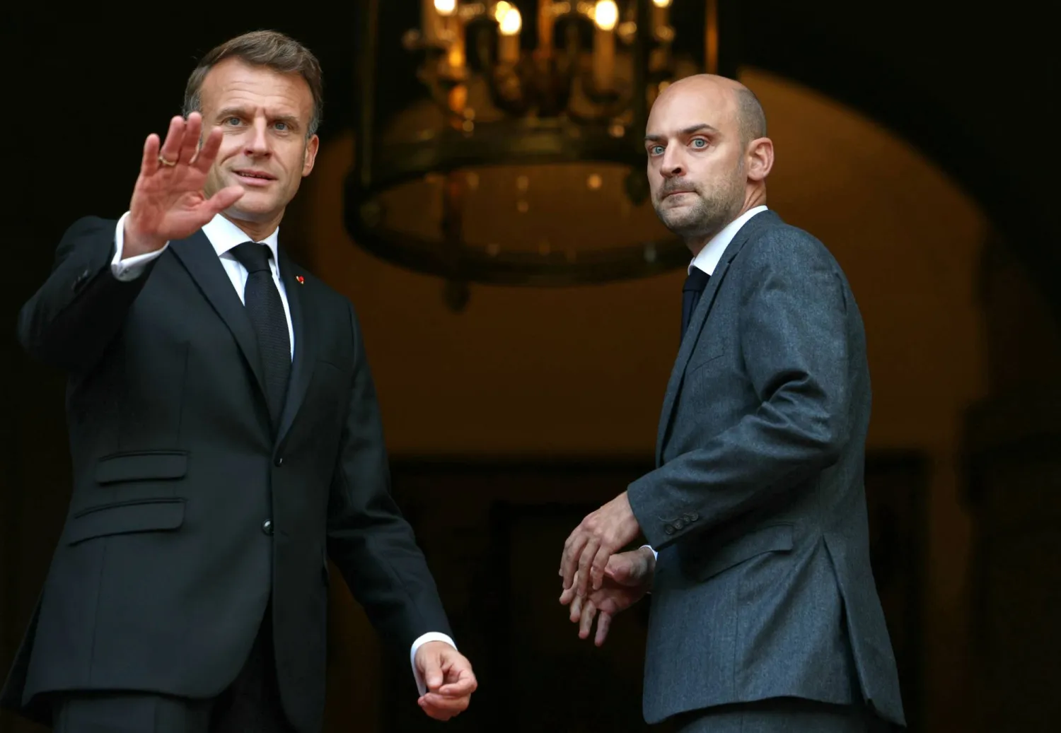 وزير الخارجية جان نويل بارو مستقبلاً الرئيس ماكرون على مدخل وزارته في 9 أكتوبر الماضي (أ.ب)