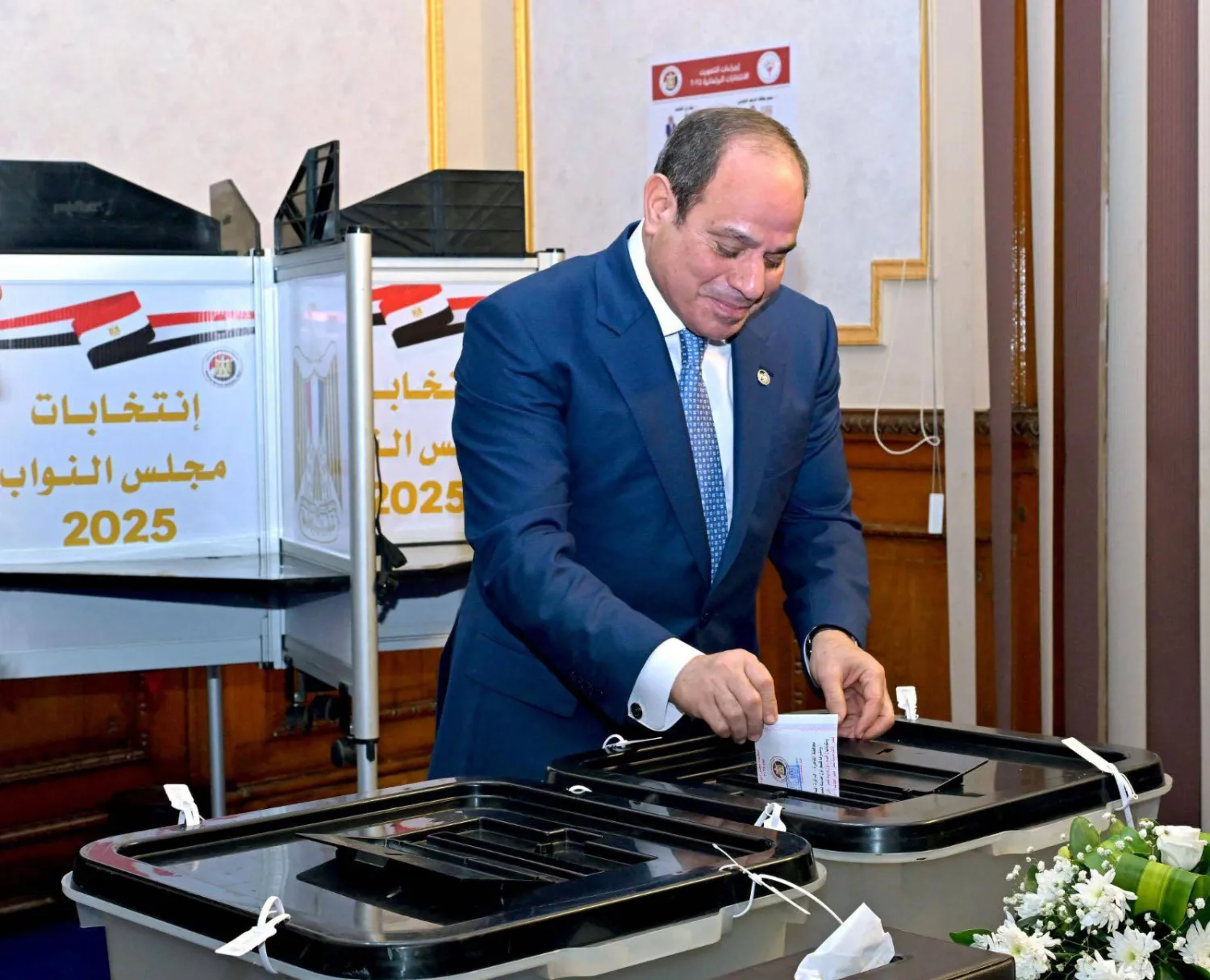 الرئيس المصري عبد الفتاح السيسي يدلي بصوته في انتخابات مجلس النواب (الرئاسة المصرية)