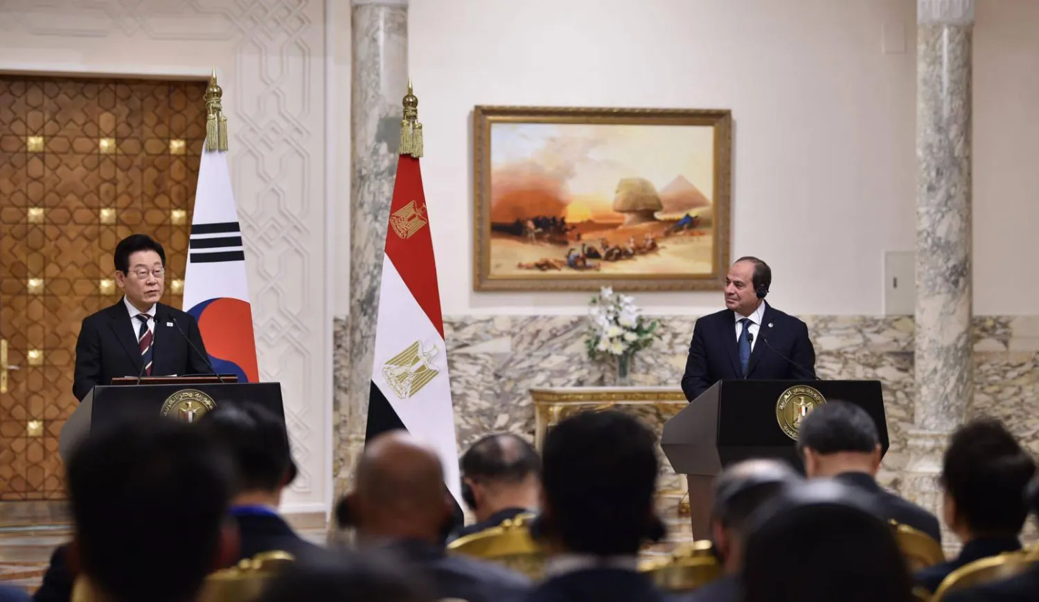 الرئيس المصري عبد الفتاح السيسي يستقبل نظيره الكوري الجنوبي لي جاي ميونغ في القاهرة نهاية الأسبوع الماضي (الرئاسة المصرية)