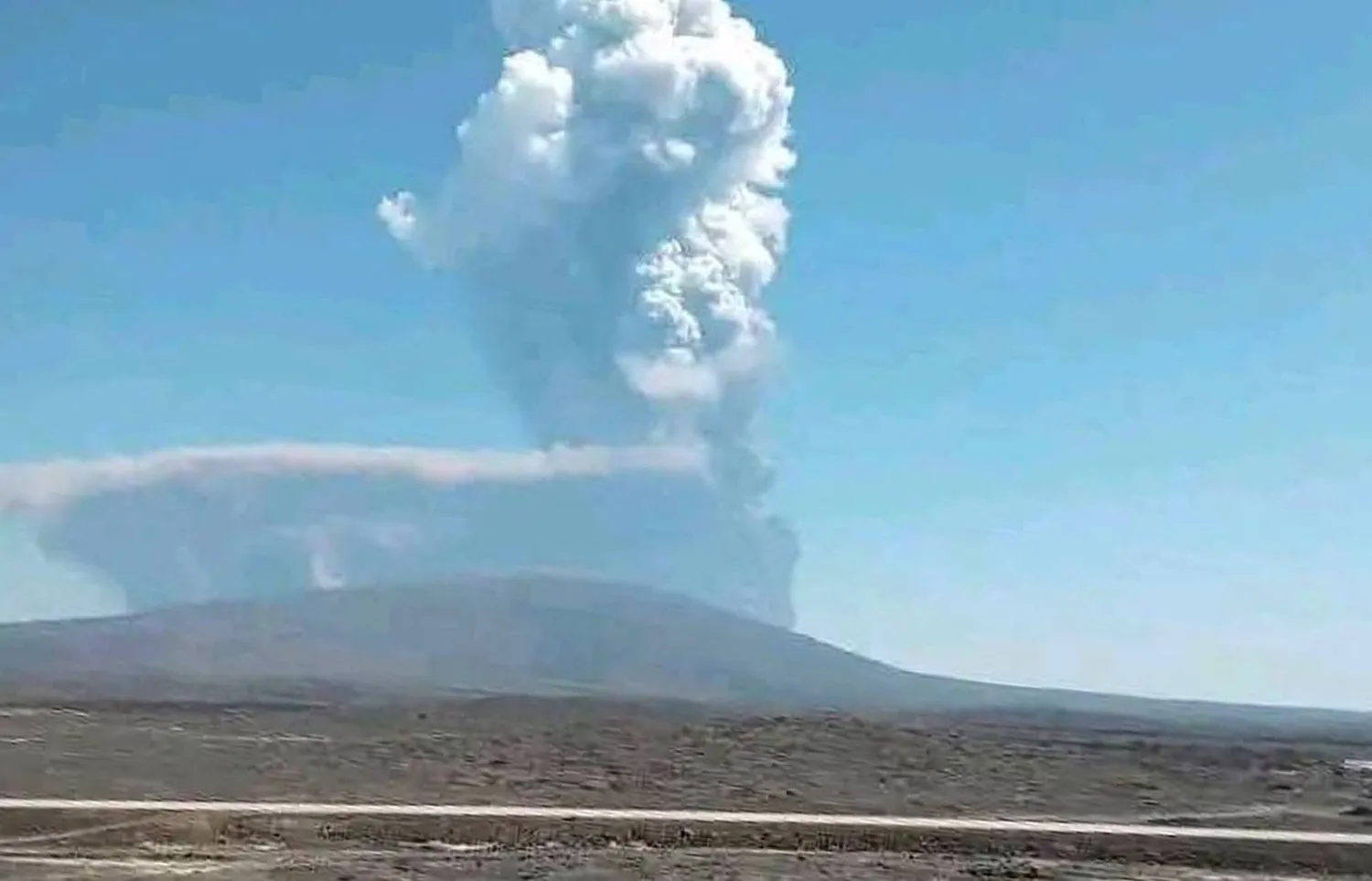 دخان يتصاعد لدى ثوران البركان «هايلي غوبي» في شمال شرقي إثيوبيا (أ.ب)
