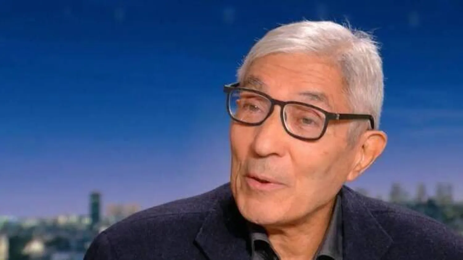 لقطة بالهاتف من لقاء تلفزيوني مع الكاتب بوعلام صنصال بعد إطلاق سراحه