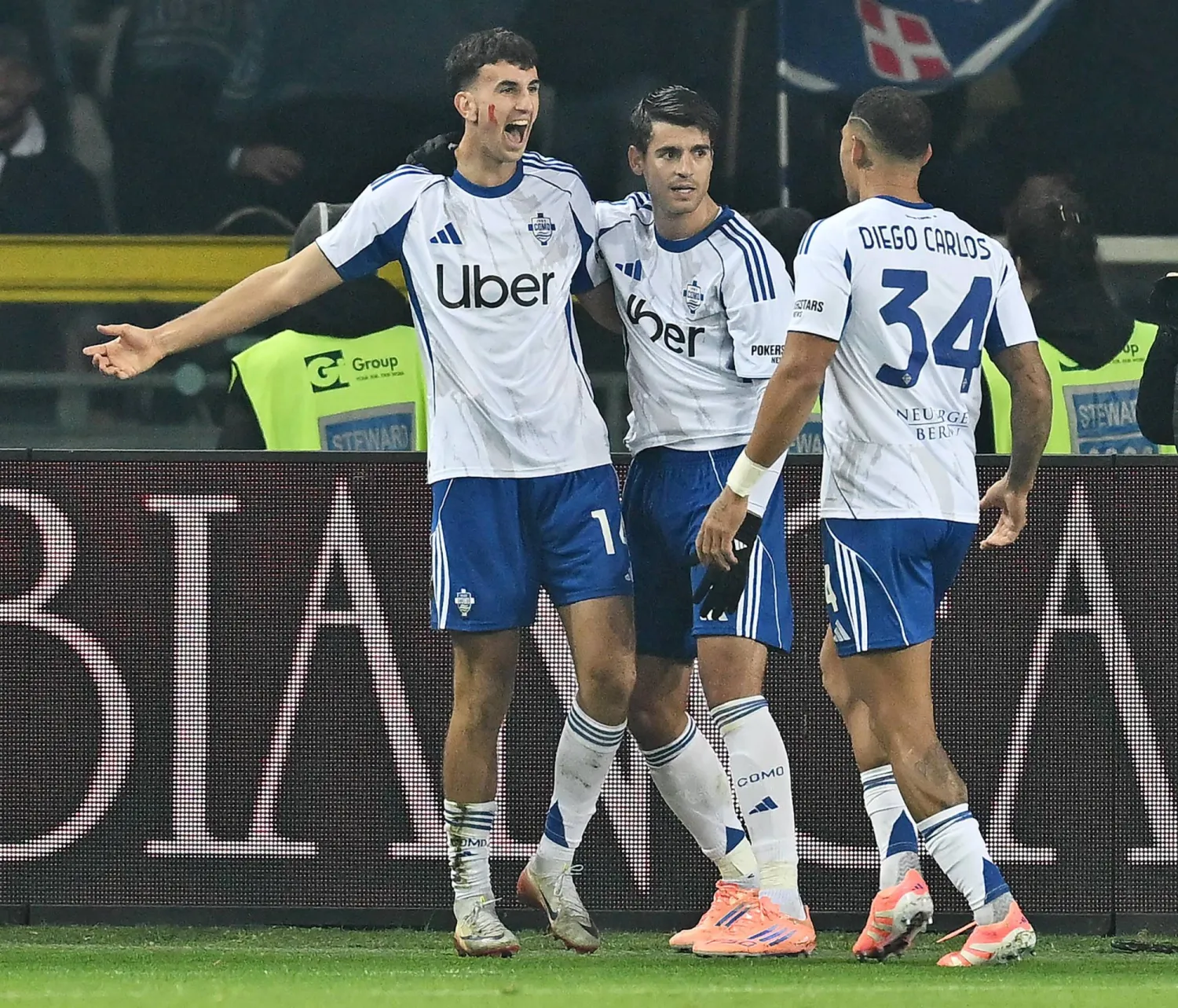 فرحة لاعبي كومو بالتسجيل في مرمى تورينو تكررت خمس مرات (إ.ب.أ)