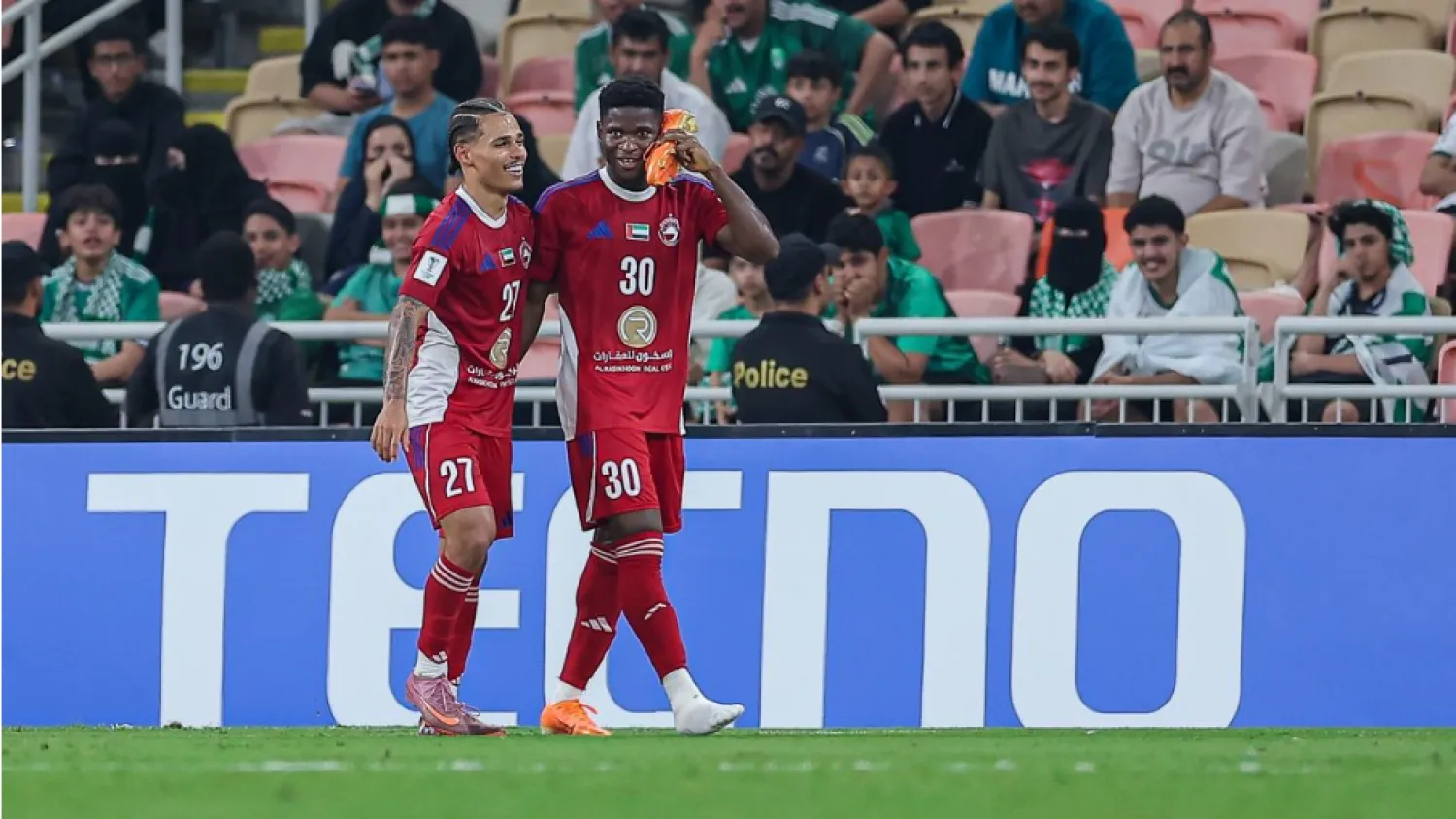 عثمان كمارا (يمين) يحتفل بهدفه في الأهلي (الاتحاد الآسيوي)