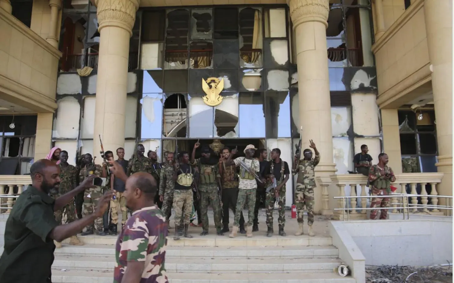 Ordu personeli, 21 Mart 2025'te Hartum'daki Cumhurbaşkanlığı Sarayı'nı geri aldıktan sonra kutlama yapıyor (AP)
