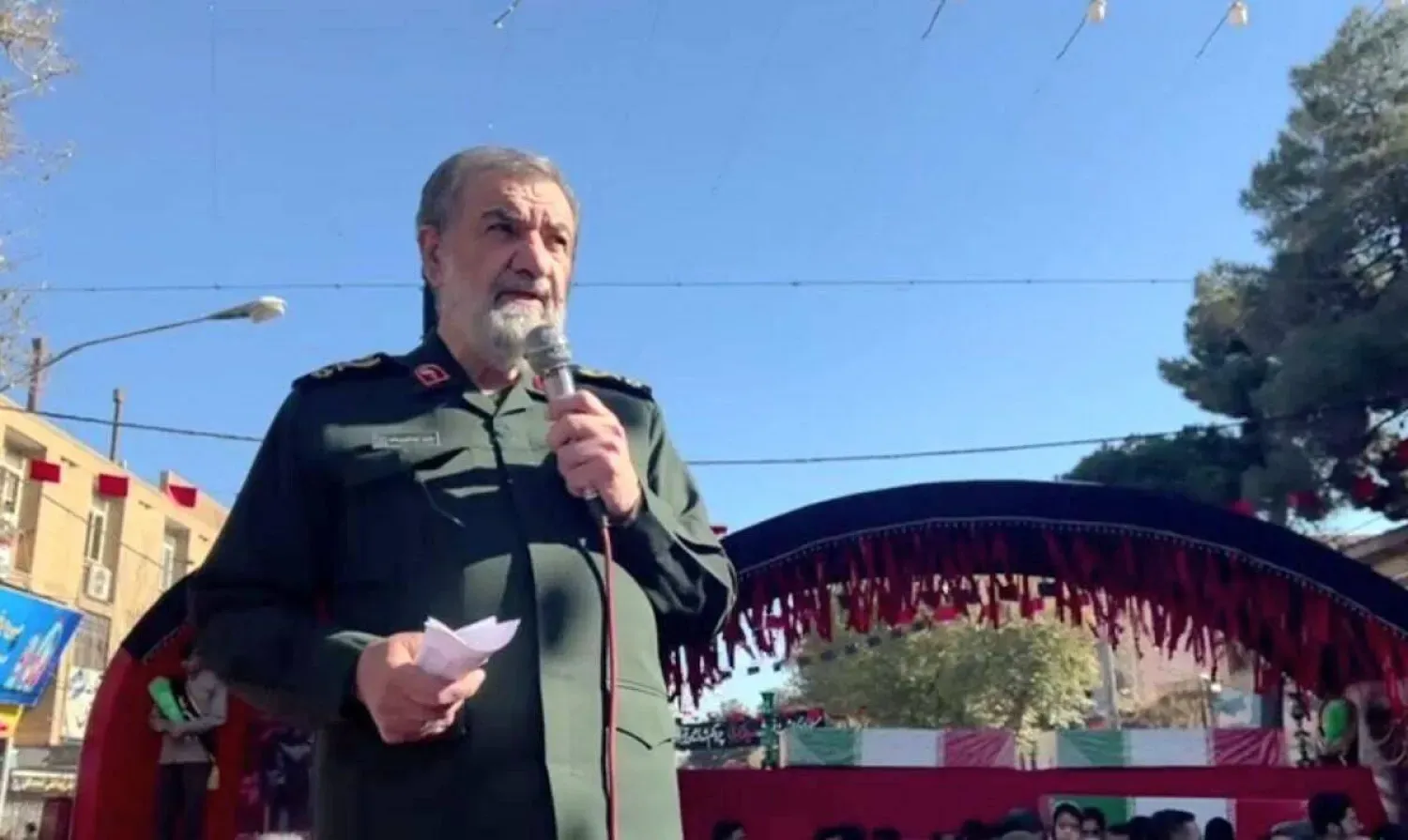 Devrim Muhafızları Komutanı Muhsin Rızai, dün İran'ın güneyindeki Kirman kentinde General Kasım Süleymani'nin mezarı yakınında yas tutanlara konuşma yapıyor (devlet televizyonu)