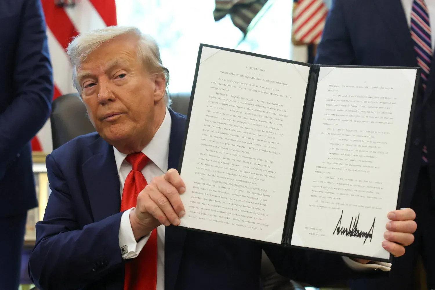 Trump, Beyaz Saray'ın Oval Ofisi'nde imzaladığı bir başkanlık kararnamesini elinde tutarken (Arşiv - Reuters)