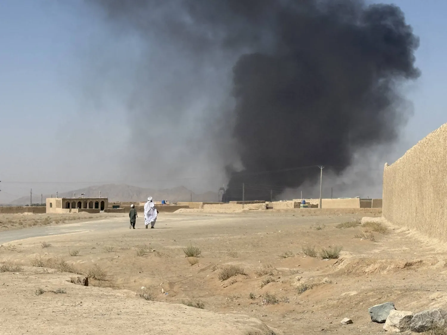 دخان يتصاعد خلال اشتباكات بين قوات «طالبان» وجنود باكستانيين على الحدود المستركة في تشامان أكتوبر الماضي (أرشيفية - إ.ب.أ)