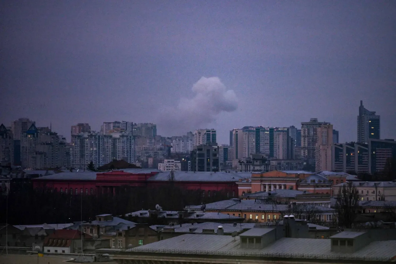 Rusya ile Ukrayna arasındaki savaş sürerken bugün Kiev'e düzenlenen hava saldırısı sonrası binalarından üzerinden yükselen dumanlar (AFP)