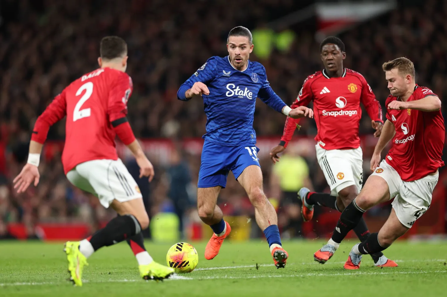 إيفرتون يحقق أول فوز على ملعب مانشستر يونايتد منذ 12 عاماً (إ.ب.أ)