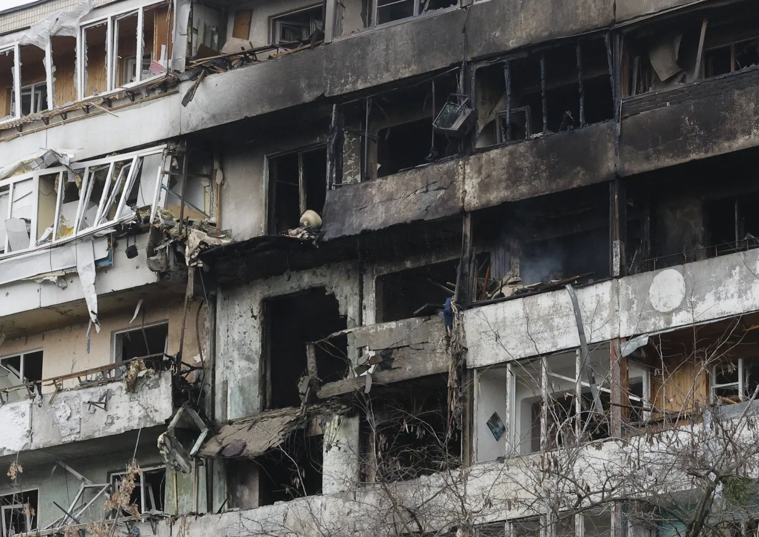 The site of a Russian strike on a nine-story residential building in Kyiv, Ukraine, 25 November 2025, amid the Russian invasion.EPA/SERGEY KOZLOV