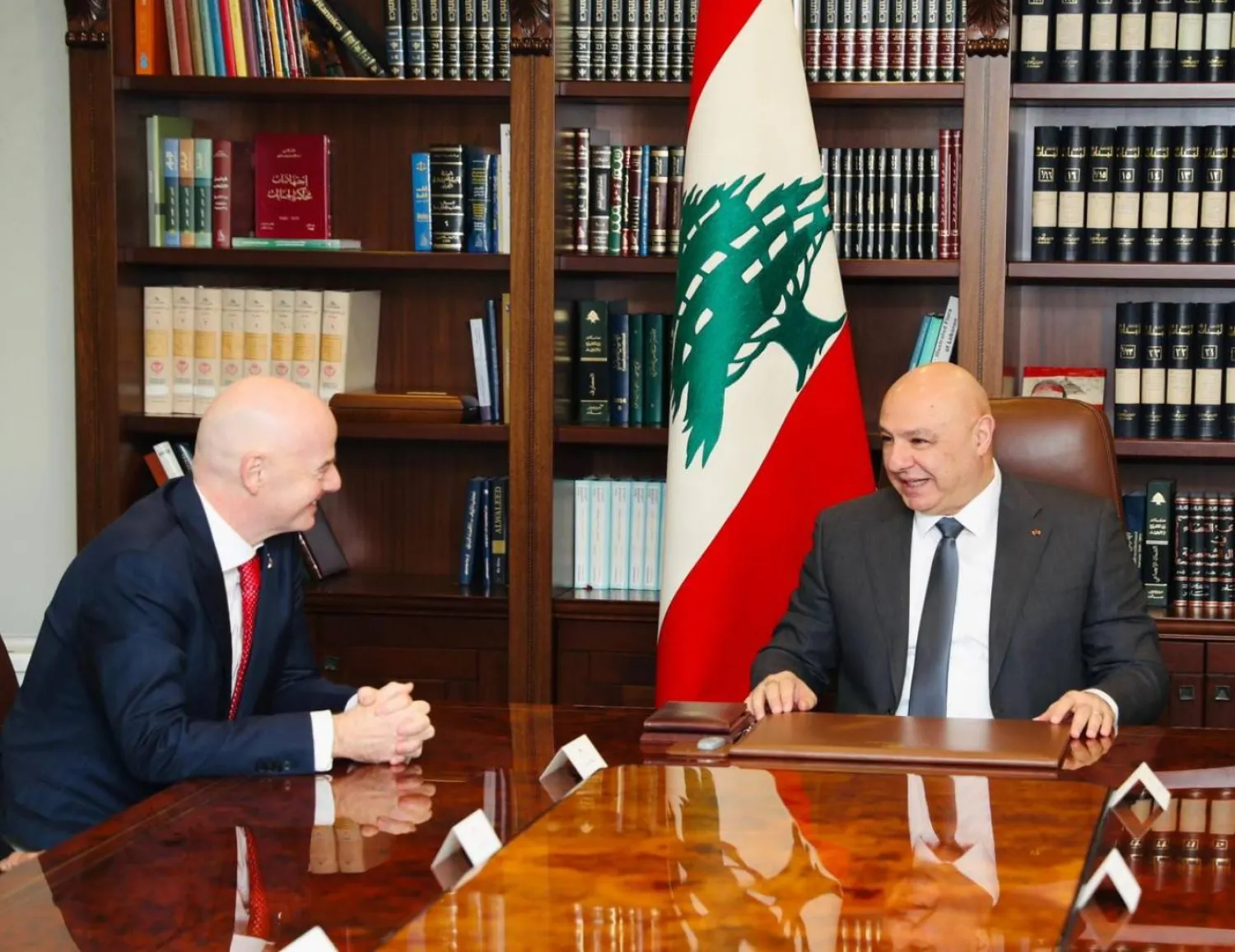 الرئيس عون منح رئيس الاتحاد الدولي لكرة القدم جياني إنفانتينو الجنسية اللبنانية (الاتحاد اللبناني)