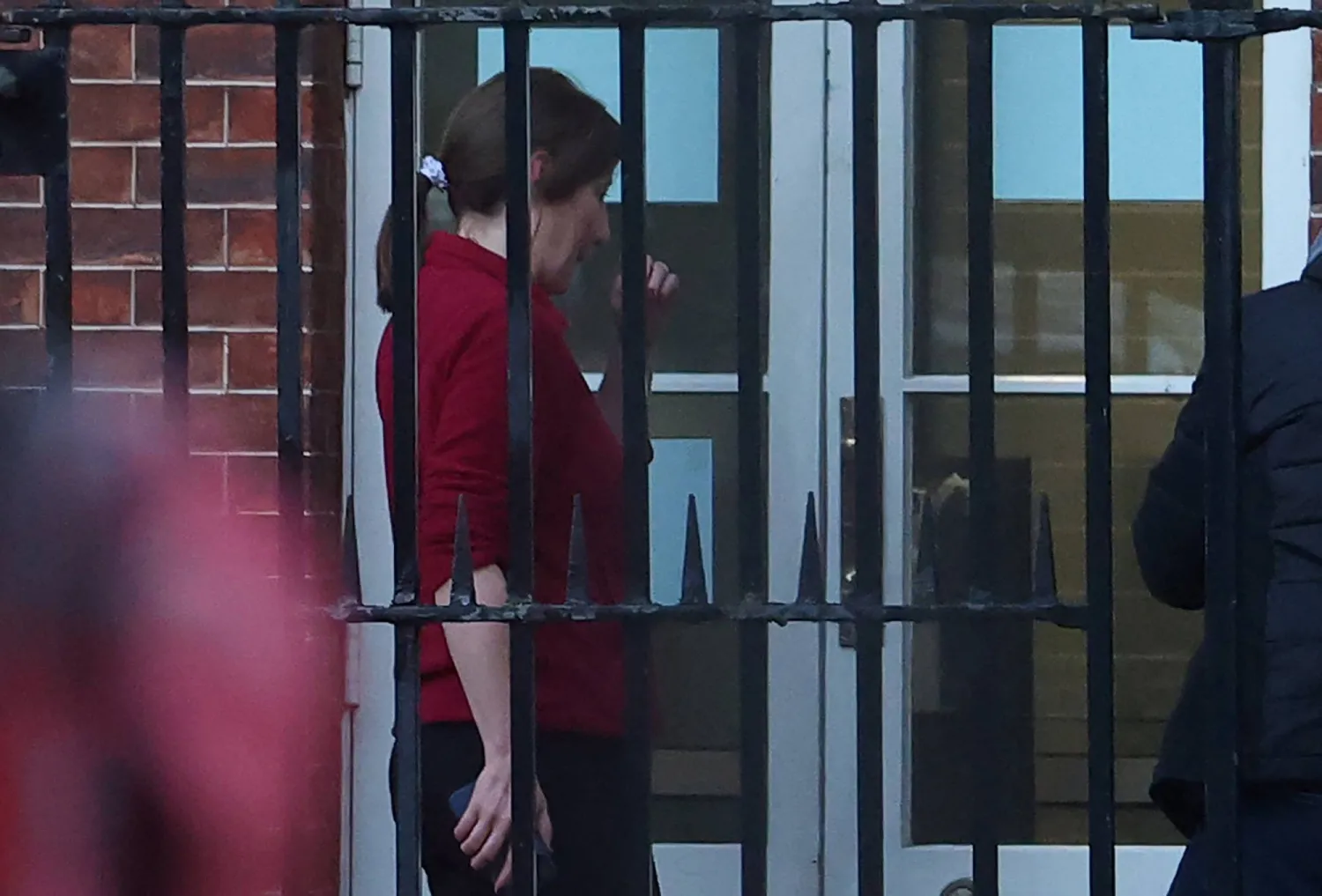 راشيل ريفز تعود إلى المدخل الخلفي لـ«داونينغ ستريت» بعد جولة انتخابية في لندن (رويترز)