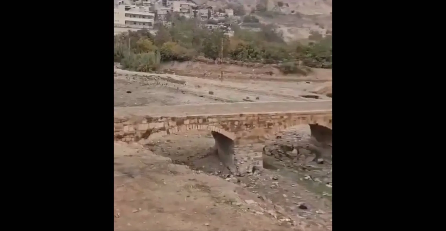 صورة مثبتة من مقطع فيديو يظهر جفاف نهر العاصي في سوريا بالكامل
