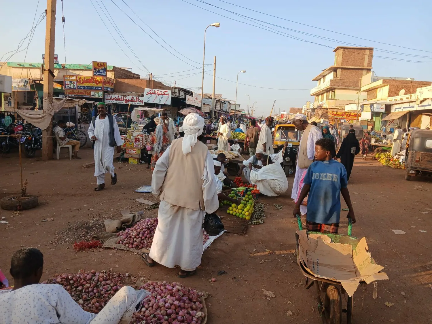 زحمة في أحد أسواق مدينة المناقل (الشرق الأوسط)