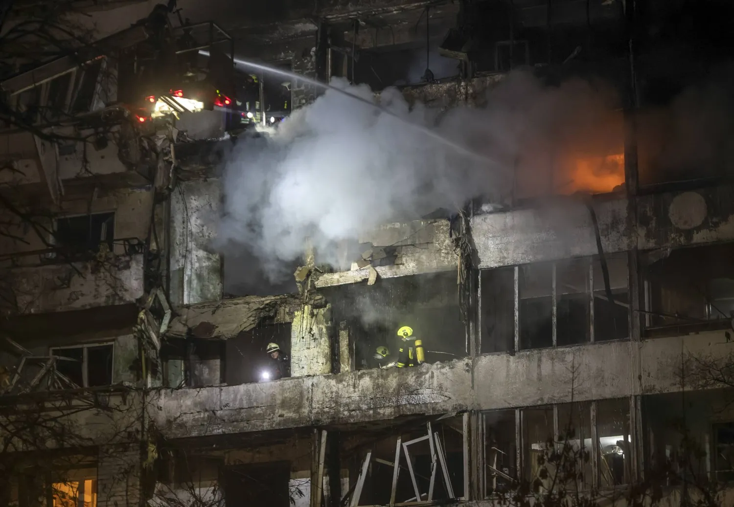 يعمل رجال الإنقاذ الأوكرانيون في موقع غارة روسية على مبنى سكني من 9 طوابق بكييف بأوكرانيا (إ.ب.أ)