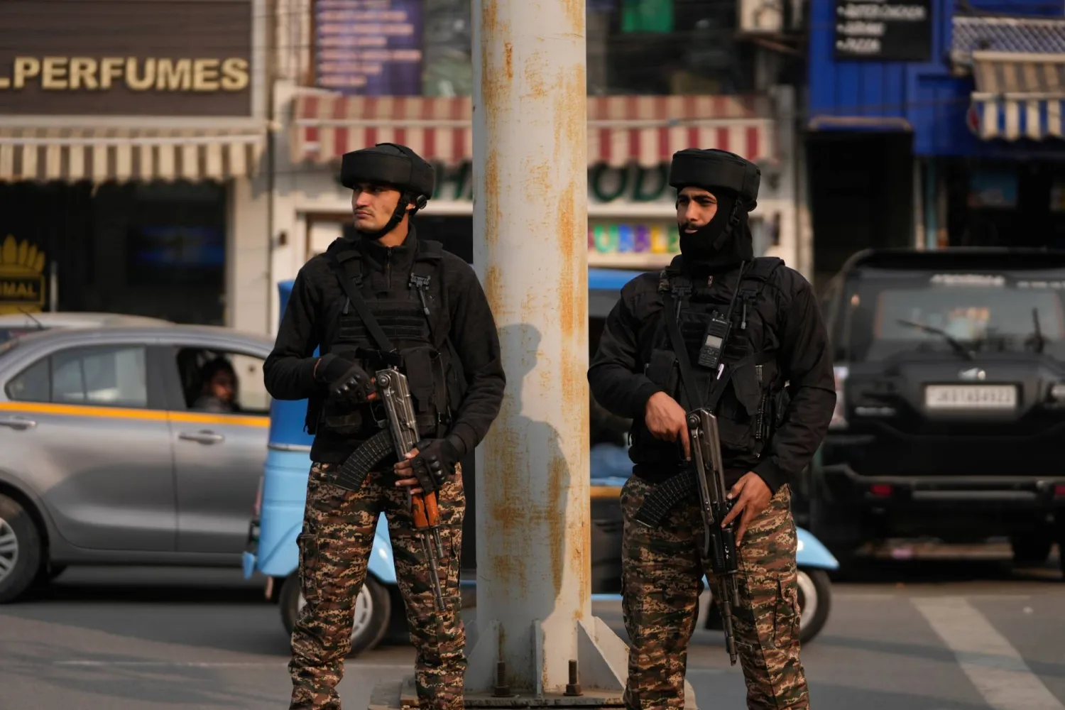 جنود شبه عسكريين هنود يحرسون أثناء عملية تفتيش أمني في سريناغار الجزء الخاضع لسيطرة الهند من كشمير - الثلاثاء 25 نوفمبر 2025 (أ.ب)