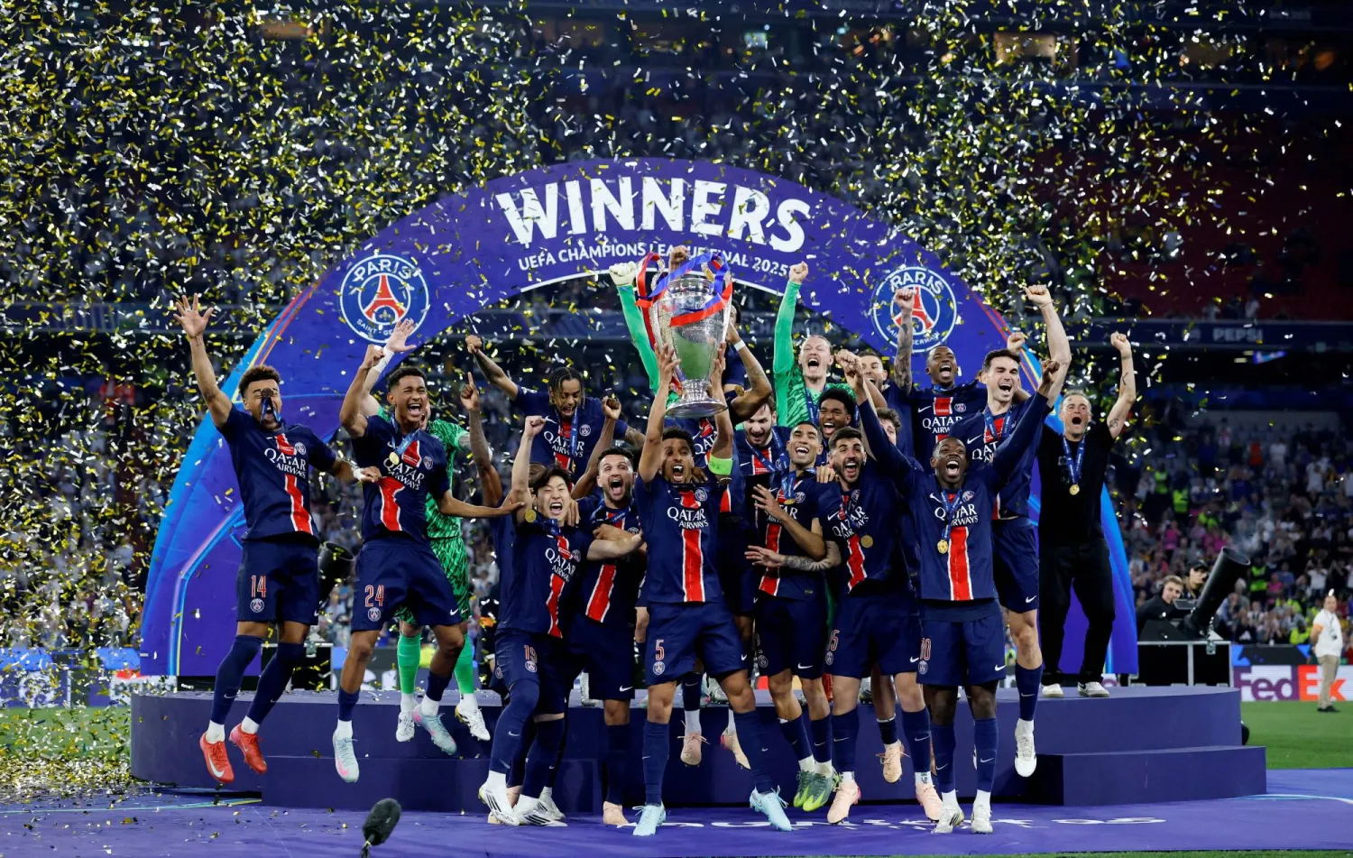 باريس تعاقد مع إبراهيموفيتش ونيمار ومبابي وميسي لكنه فشل في الفوز بكأس أوروبا (رويترز)