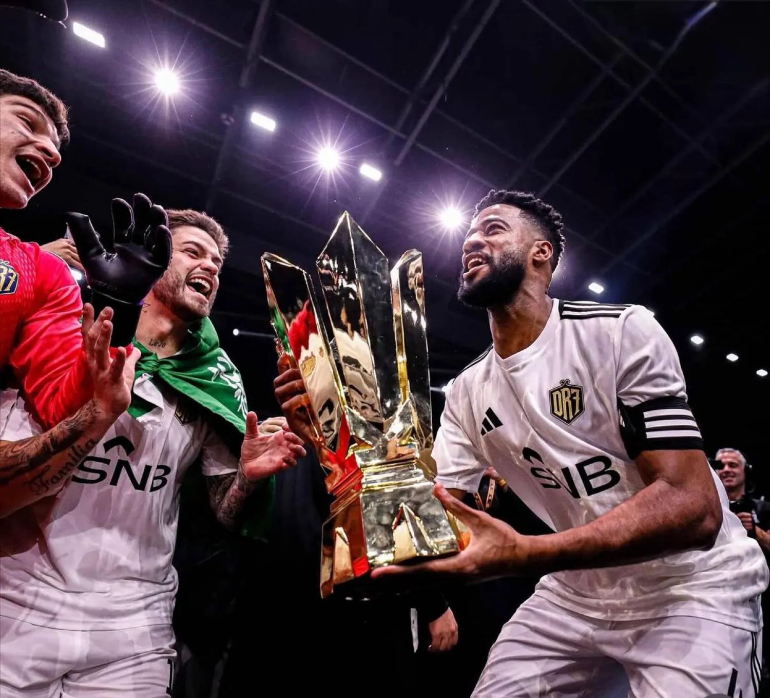 نواف عروان مع الكأس (دوري الملوك)