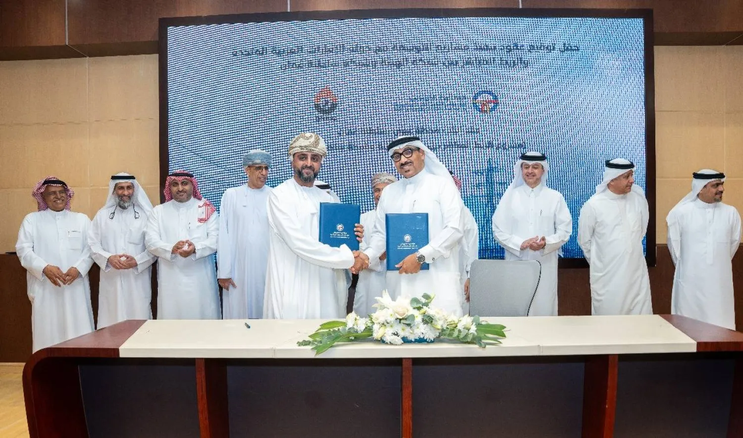 جانب من توقيع هيئة الربط الكهربائي عقوداً لتنفيذ مشروعات التوسعة الكهربائية مع الإمارات والربط المباشر مع شبكة سلطنة عُمان (هيئة الربط الكهربائي)