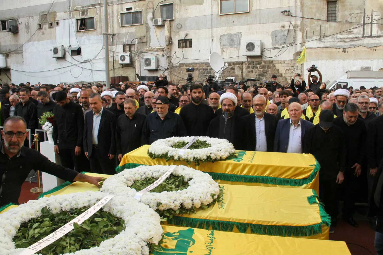 مشاركون في تشييع رئيس أركان «حزب الله» هيثم الطبطبائي وأربعة من رفاقه في الضاحية الجنوبية لبيروت يوم الاثنين (أ.ف.ب)