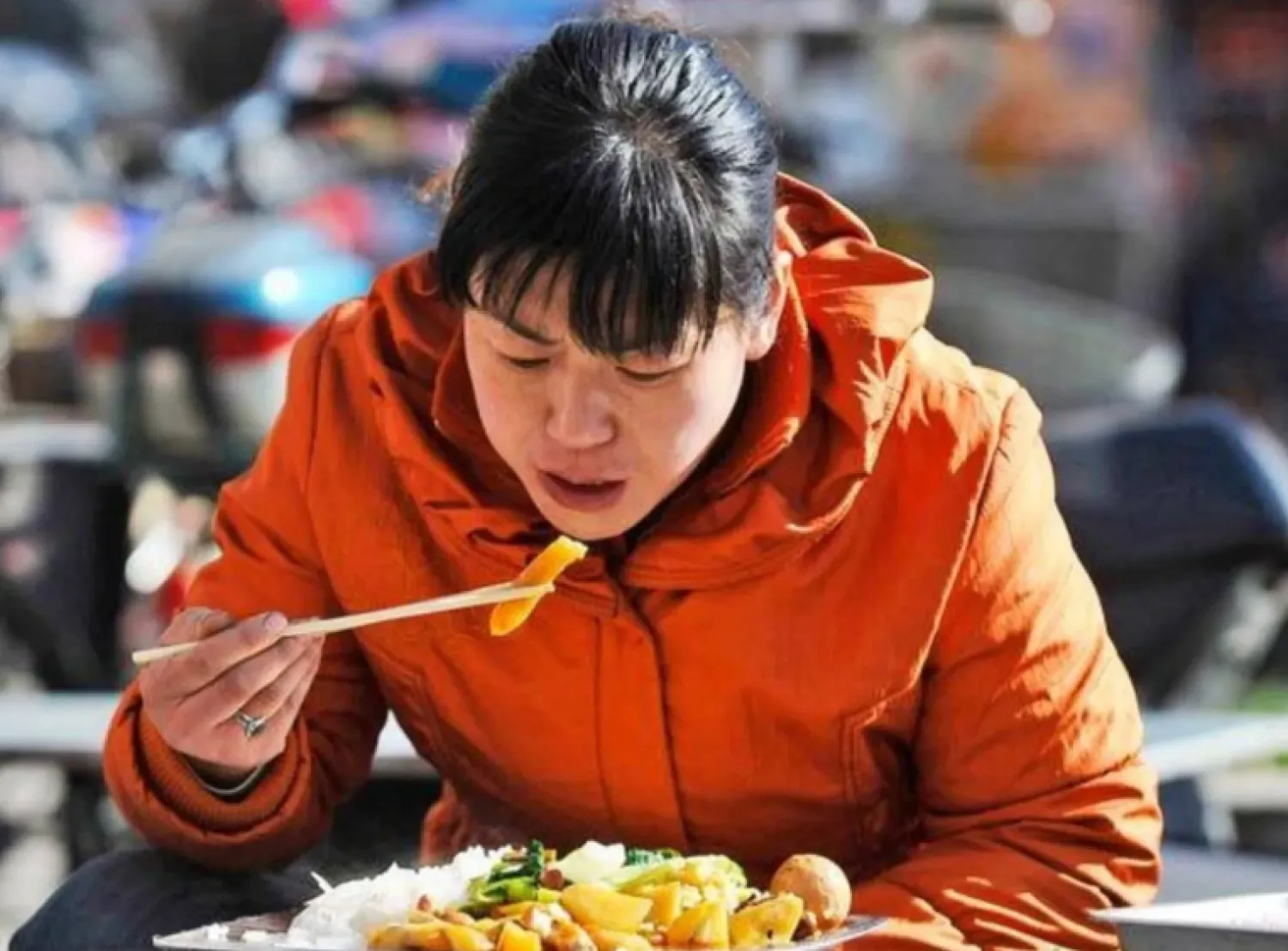 توقيت الوجبات يلعب دوراً حيوياً في ضبط سكر الدم لدى مرضى السكري (رويترز)