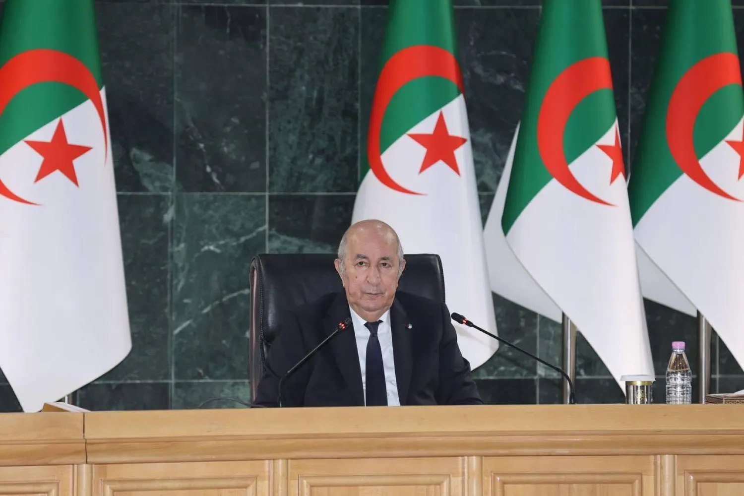 الرئيس خلال إطلاقه مشروعاً في قسنطينة (الرئاسة)