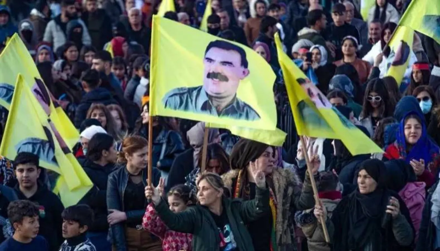 أكراد خلال مظاهرة لدعم نداء أوجلان لحل حزب العمال الكردستاني والمطالبة بإطلاق سراحه (أ.ف.ب)