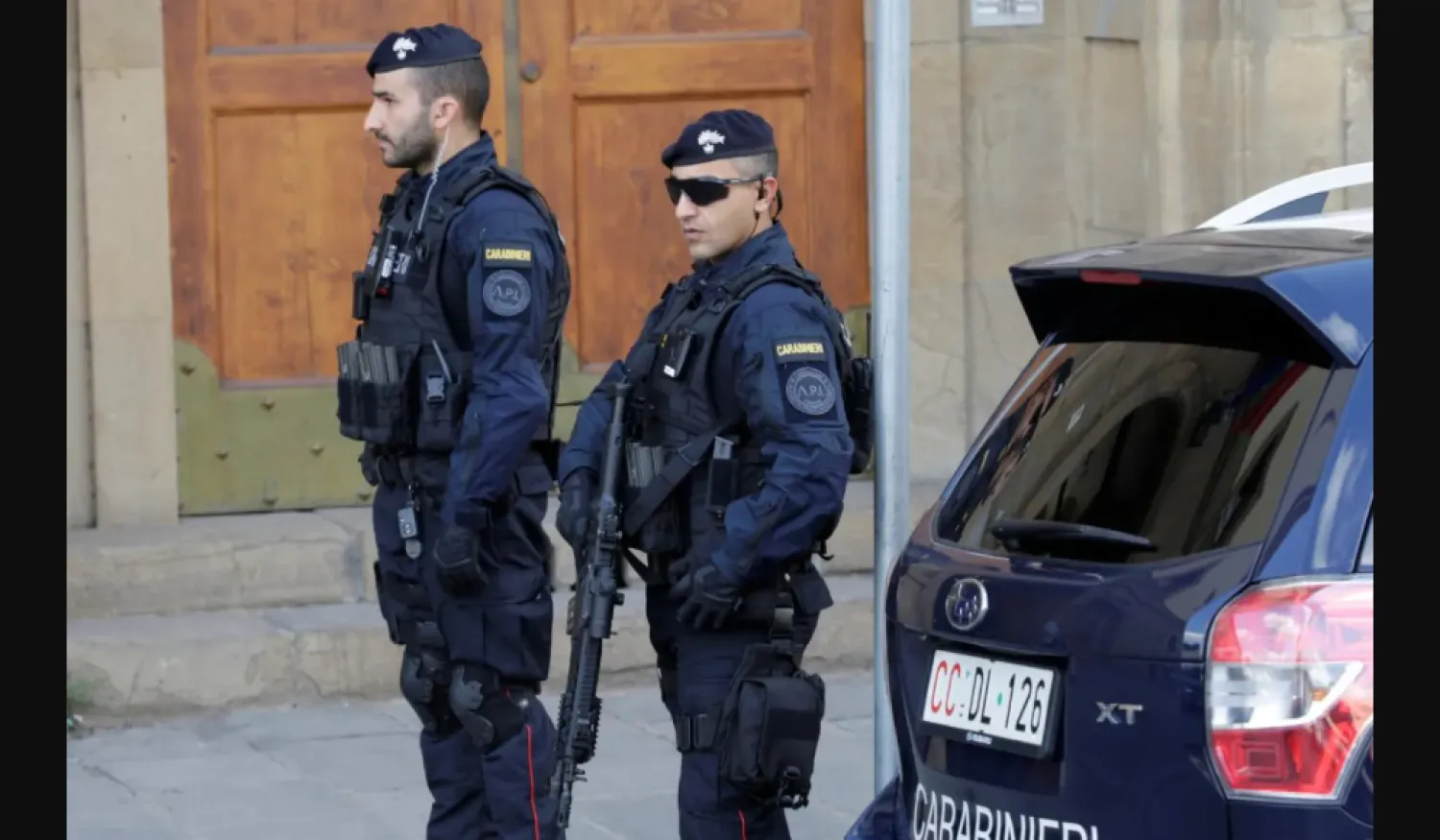 عنصران من الشرطة الإيطالية المسلحة يقفان في أحد النقاط بفلورنسا (أرشيفية- رويترز)