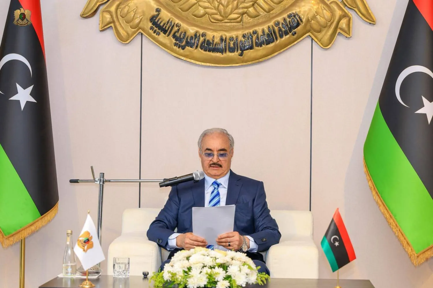 حفتر متحدثاً إلى مجموعة من النشطاء والإعلاميين (الجيش الوطني)