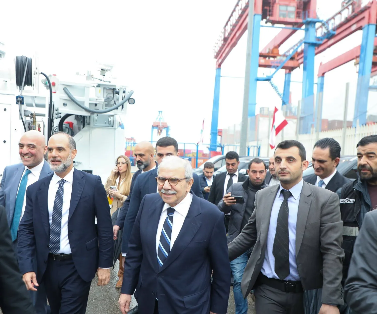 رئيس الحكومة نواف سلام متجولاً في مرفأ بيروت (رئاسة الحكومة)