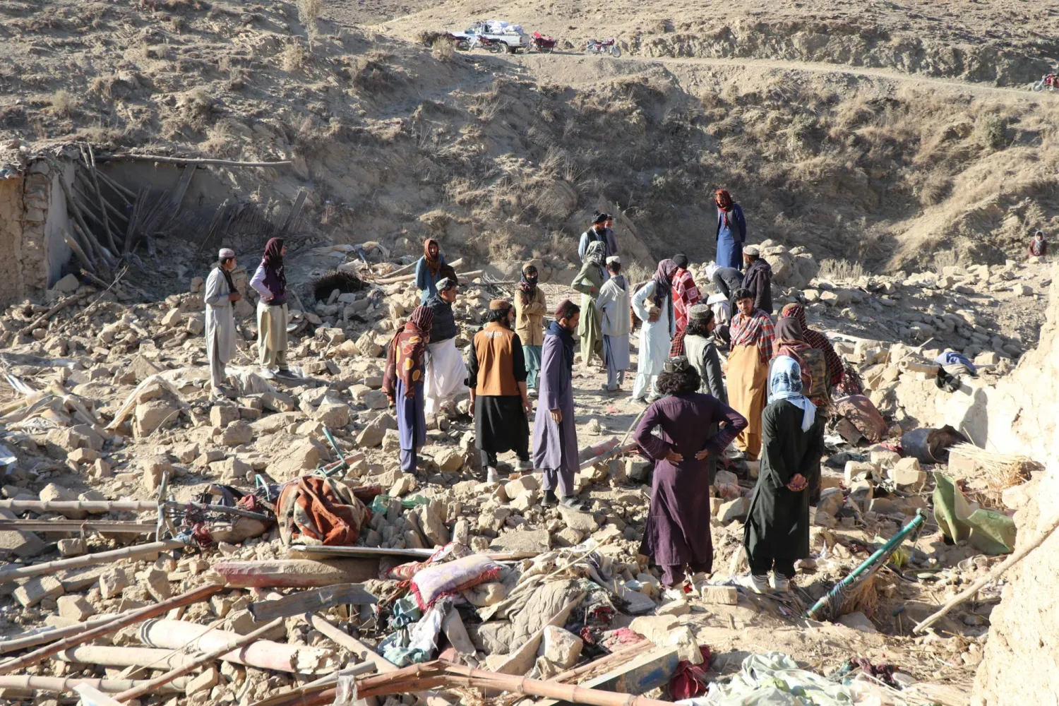 مدنيون من السكان المحليين يتفقدون الدمار في المنطقة الحدودية المستهدفة جيغي موغالغاي (إ.ب.أ)