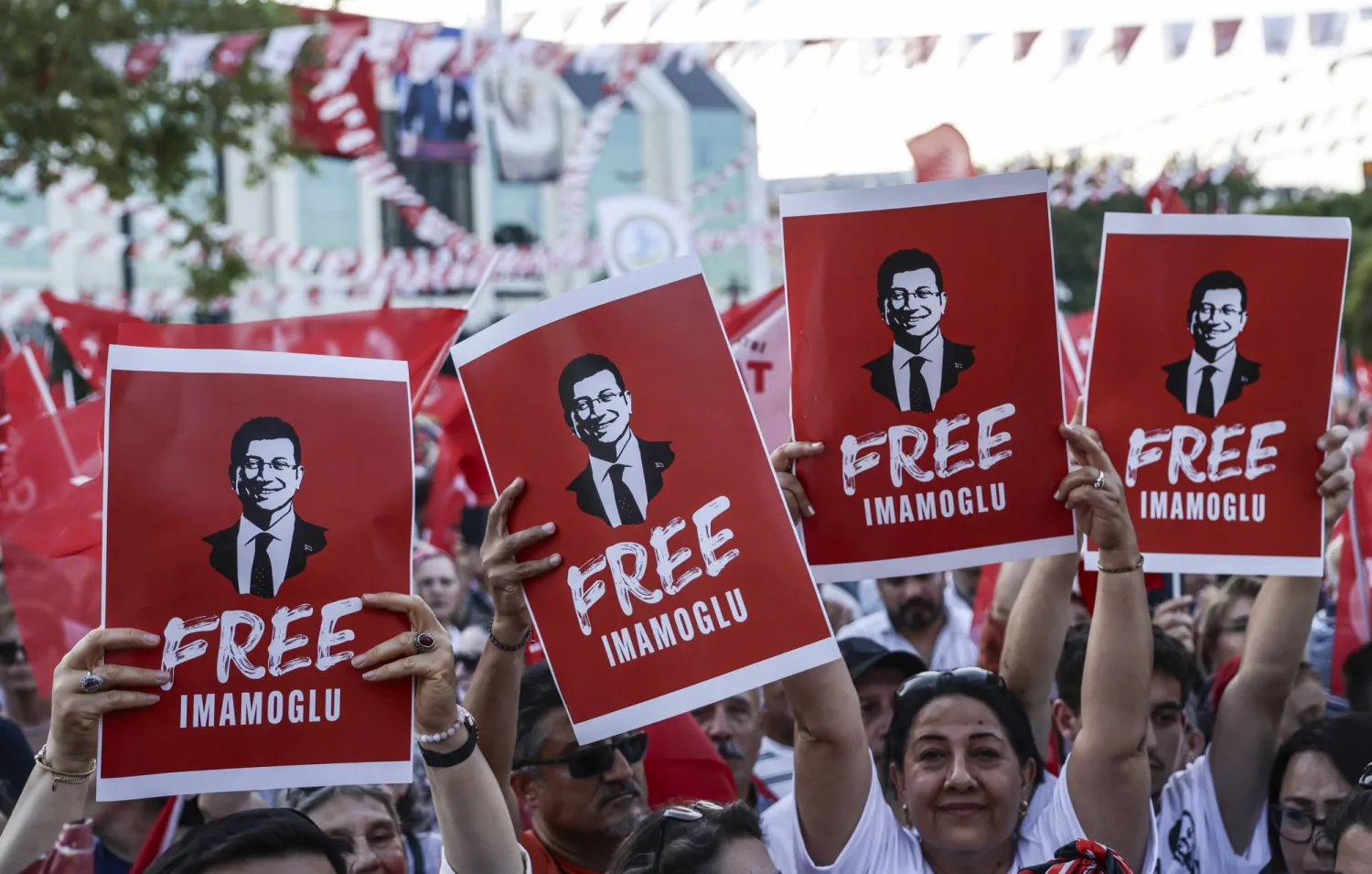 متظاهرون في إسطنبول يرفعون لافتات للمطالبة بإطلاق سراح إمام أوغلو (حزب الشعب الجمهوري - إكس)