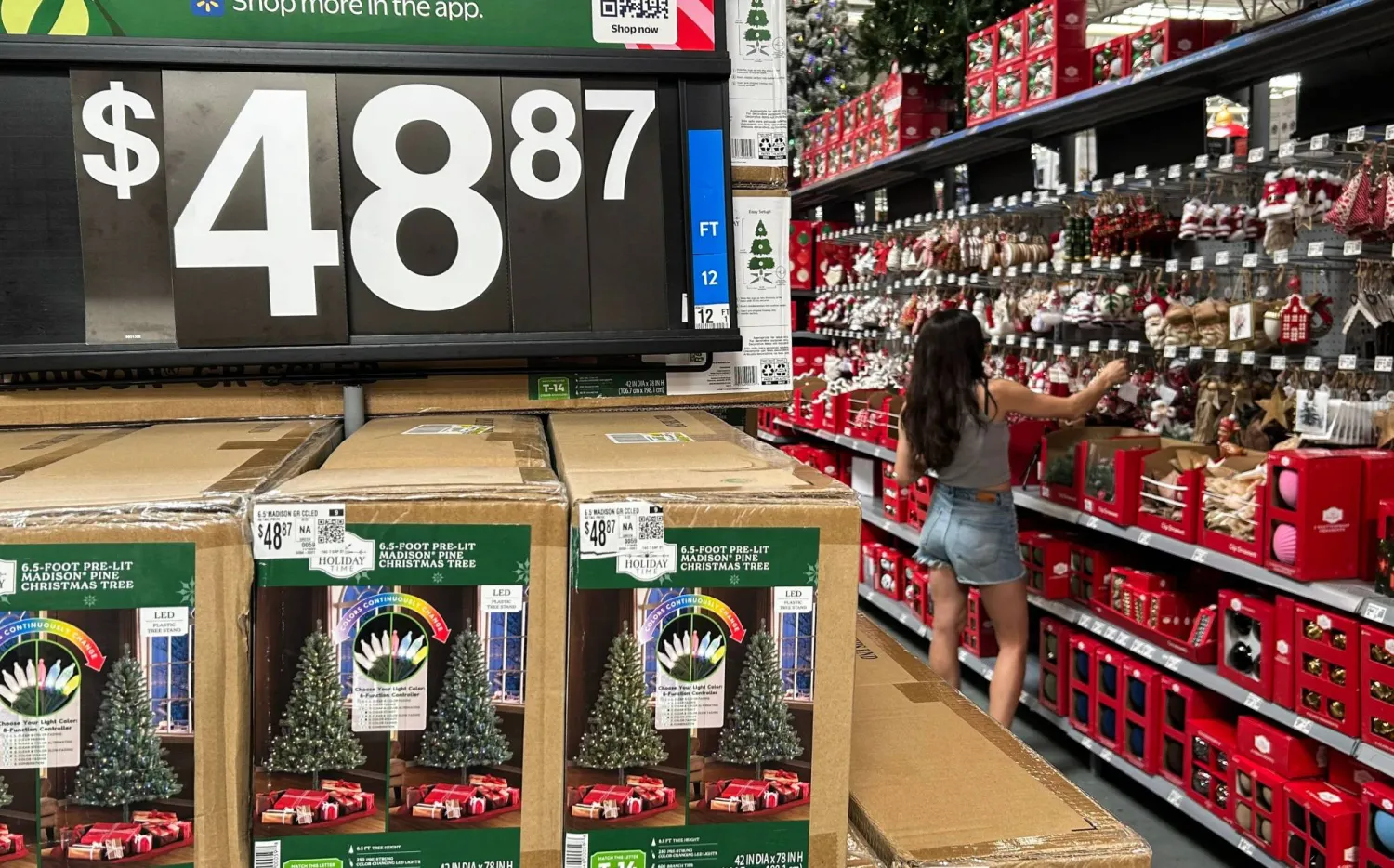 زبون يتفقد زينة عيد الميلاد بمتجر في هيوستن (أ.ف.ب)